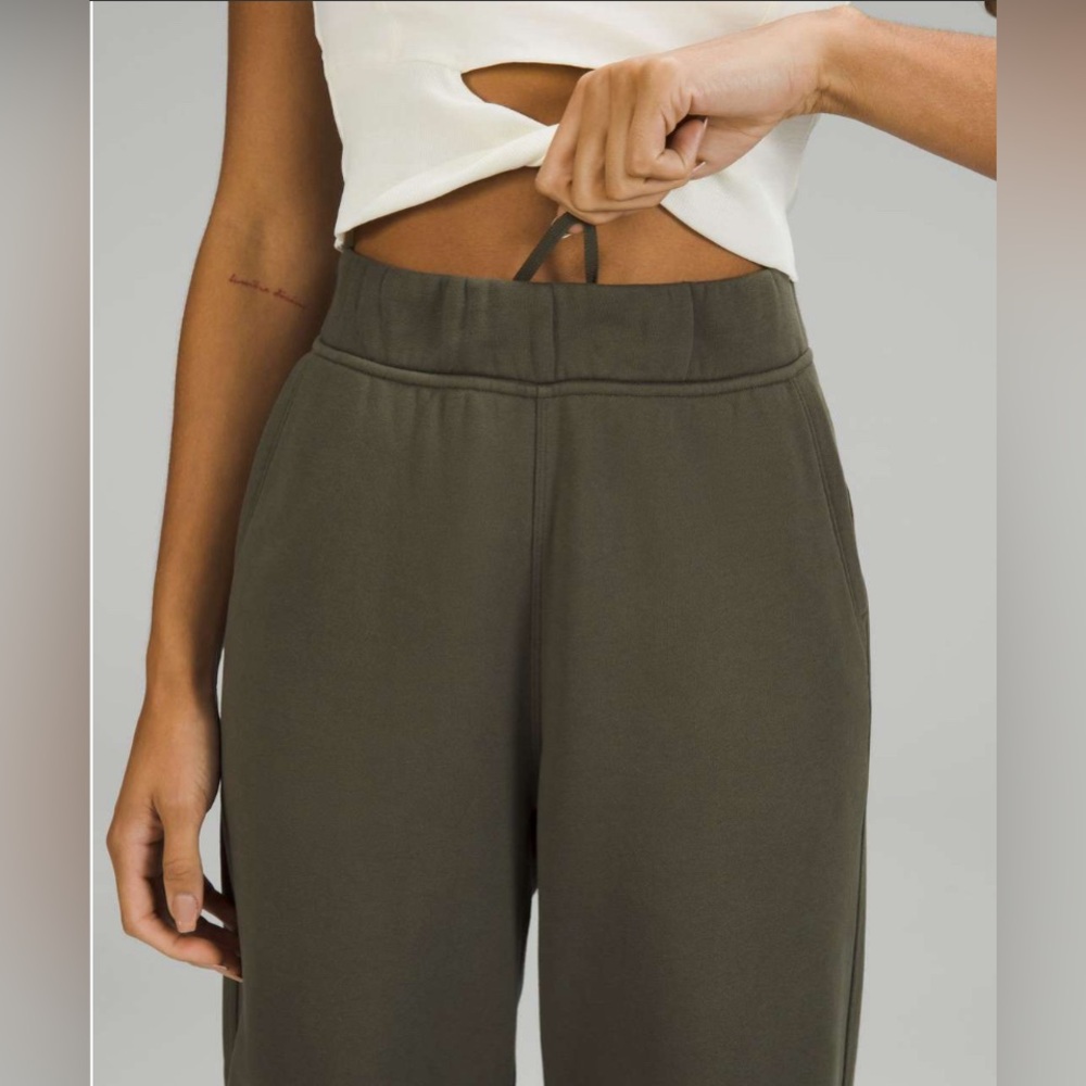 ⭐️Host Pick⭐️ Lululemon Relaxed High-Rise Jogger - Picture 9 of 11